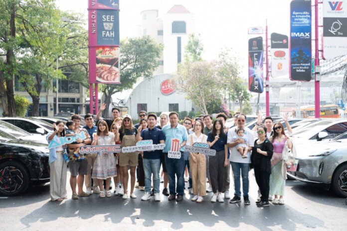 01 ผู้บริหารและผู้ร่วมทริปถ่ายภาพร่วมกัน