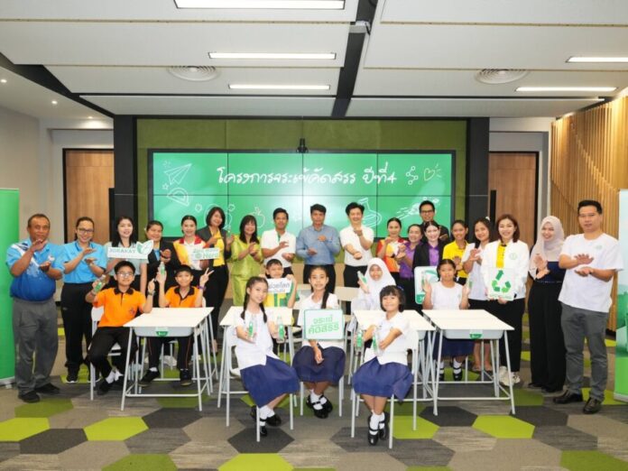 03_จระเข้ แปลงขยะเป็นอนาคต ส่งมอบโต๊ะ-เก้าอ_0