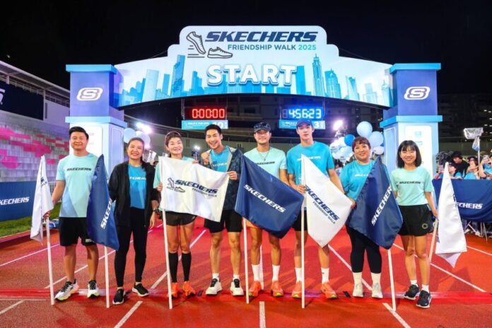 ผู้บริหาร Skechers ร่วมกับ อาโป-ณัฐวิญญ์ วัฒนกิติพัฒน์, ท็อป-ทศพล หมายสุข และ ตี๋-บุญยเกียรติ วงค์ษาแจ่ม